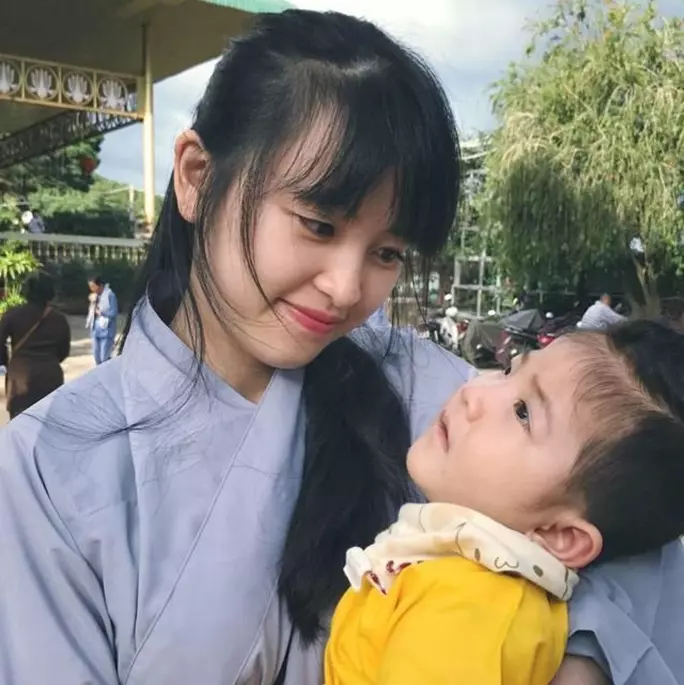 她24歲未婚「收養棄嬰」人們表示質疑,只剩皮包骨的女嬰2年後竟被養得又白又胖!