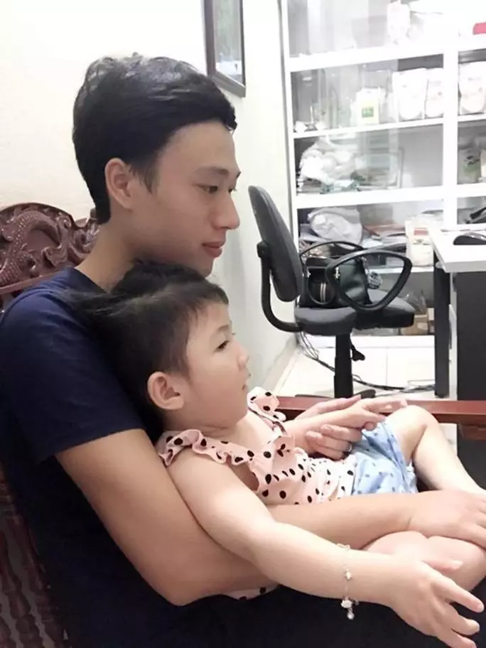 她24歲未婚「收養棄嬰」人們表示質疑,只剩皮包骨的女嬰2年後竟被養得又白又胖!