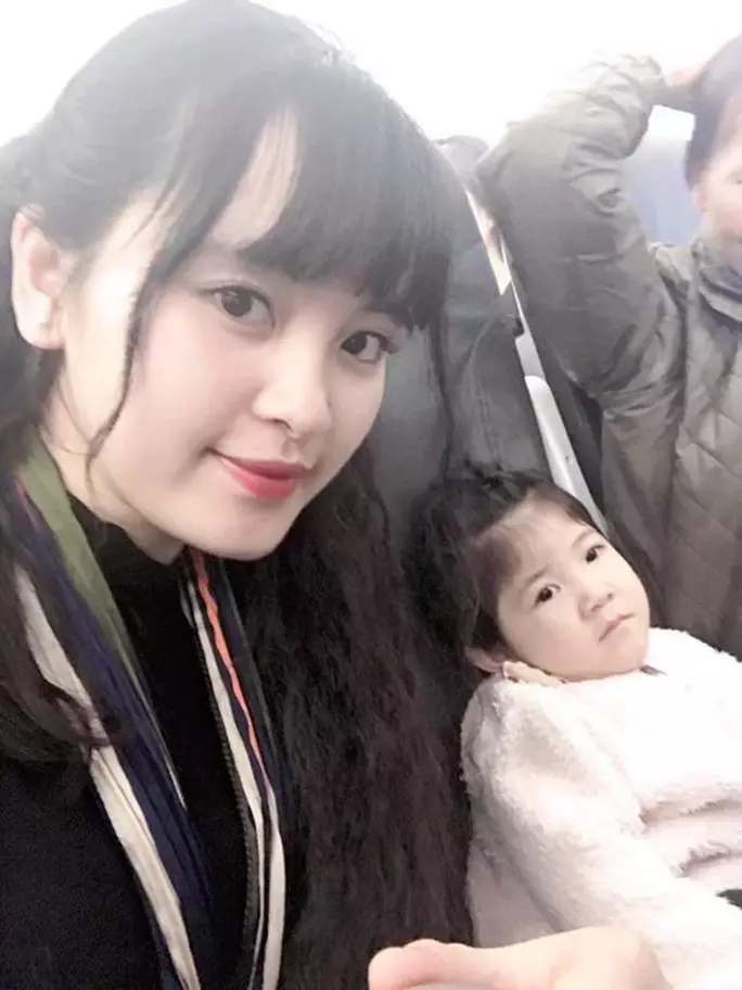 她24歲未婚「收養棄嬰」人們表示質疑,只剩皮包骨的女嬰2年後竟被養得又白又胖!