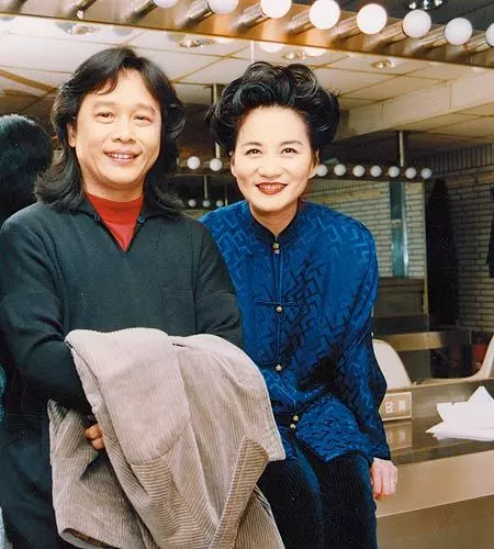 鶼鰈情深!張小燕獲頒終身成就獎「意外翻出舊照」,重見已逝夫「寵溺眼神」深情凝視:那時我好幸福~~