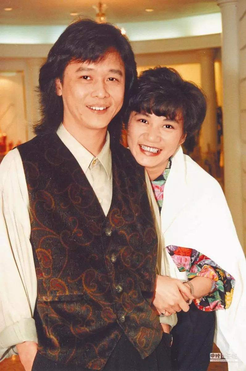 鶼鰈情深!張小燕獲頒終身成就獎「意外翻出舊照」,重見已逝夫「寵溺眼神」深情凝視:那時我好幸福~~