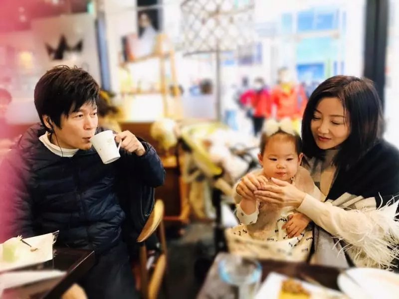洪榮宏再當爸?第三任老婆曬抱嬰照甜喊「一家三口」,雙方共同好友回應了