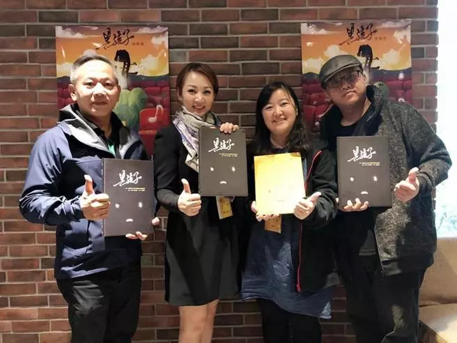 「搭經濟艙秒睡」隔壁郁方見乘客醒來:馬上叫空姐!私下暖舉網讚:難怪她婚姻幸福~~