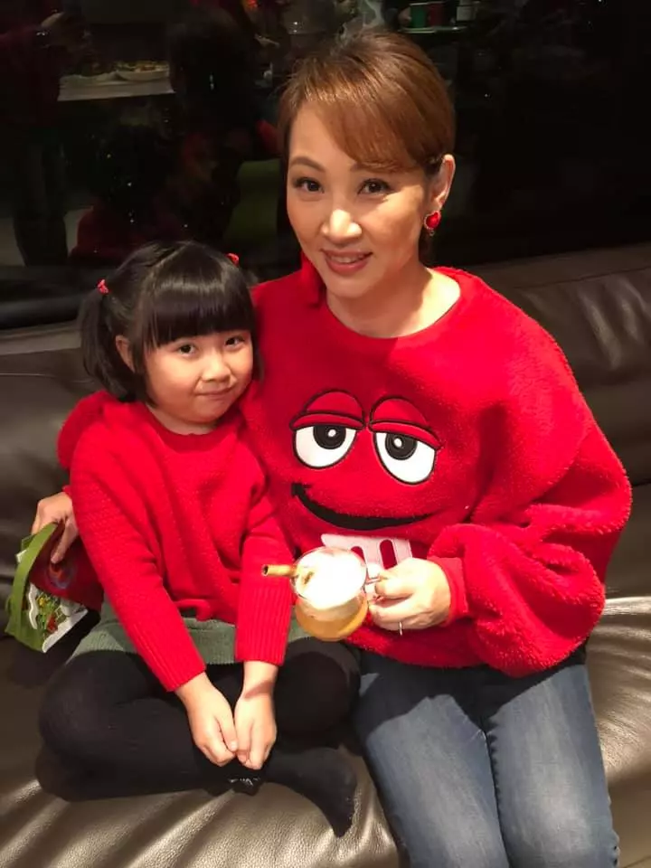 「搭經濟艙秒睡」隔壁郁方見乘客醒來:馬上叫空姐!私下暖舉網讚:難怪她婚姻幸福~~