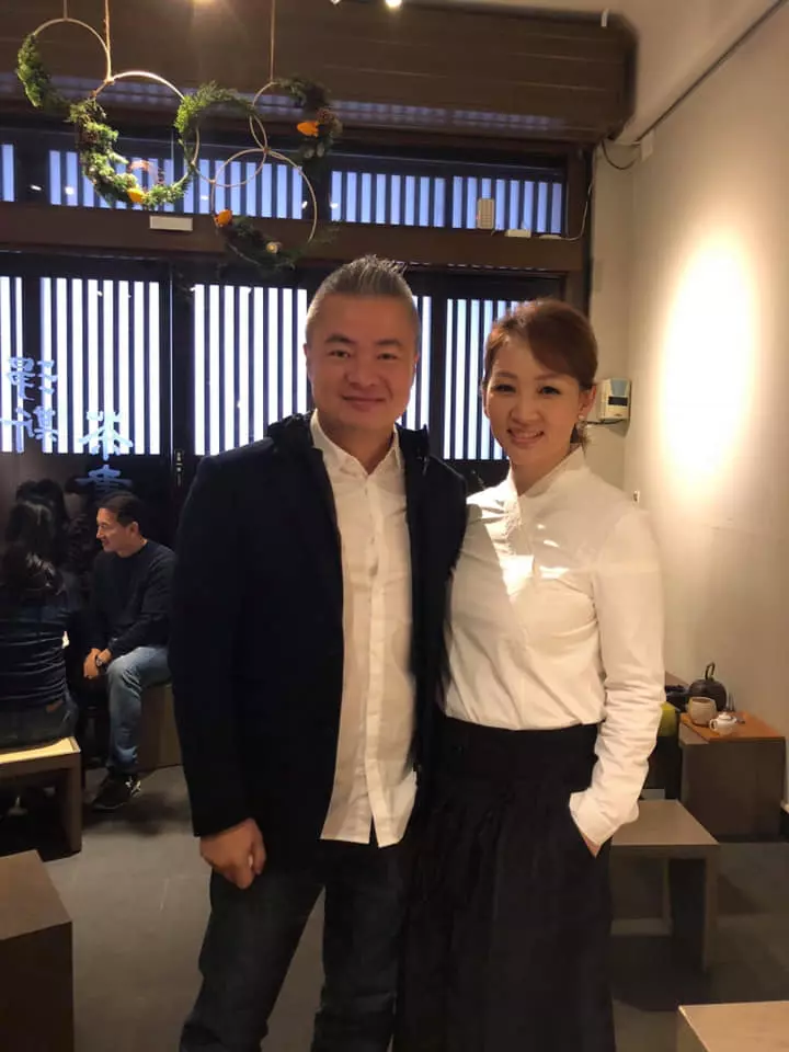 「搭經濟艙秒睡」隔壁郁方見乘客醒來:馬上叫空姐!私下暖舉網讚:難怪她婚姻幸福~~