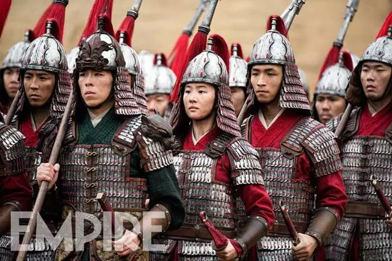 神仙姊姊好MAN!劉亦菲「最新《花木蘭》劇照」曝光!代父從軍「女扮男裝英氣造型」粉絲讚:姊姊娶我~~