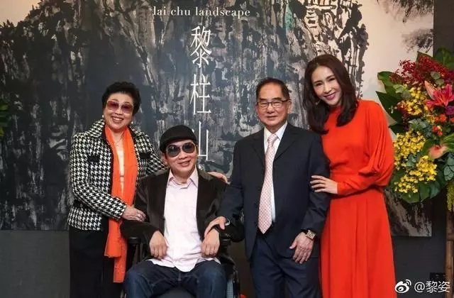 黎姿48歲生日三代同堂出遊享天倫之樂,冒雨為父母親撐傘畫面溫馨~~