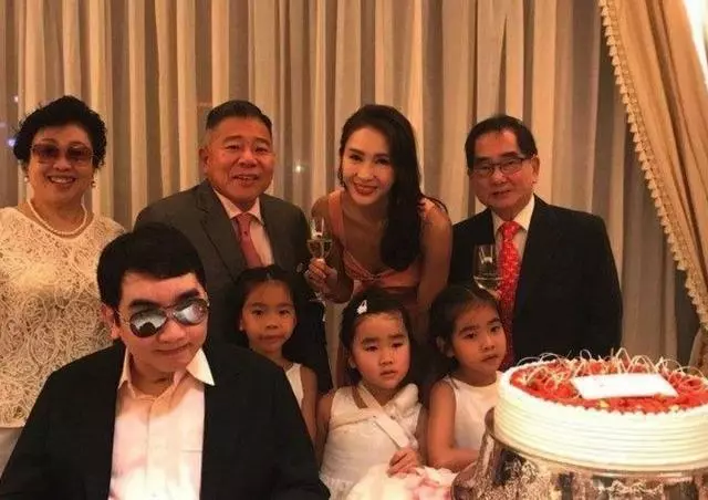 黎姿48歲生日三代同堂出遊享天倫之樂,冒雨為父母親撐傘畫面溫馨~~