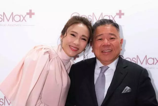 黎姿48歲生日三代同堂出遊享天倫之樂,冒雨為父母親撐傘畫面溫馨~~