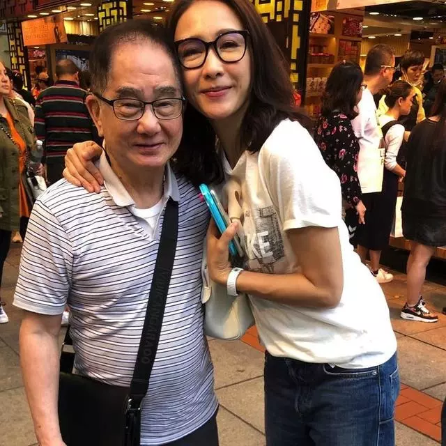 黎姿48歲生日三代同堂出遊享天倫之樂,冒雨為父母親撐傘畫面溫馨~~