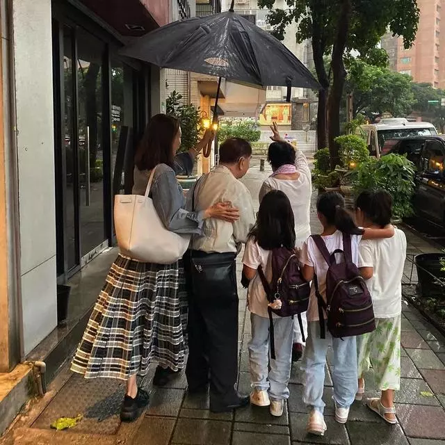 黎姿48歲生日三代同堂出遊享天倫之樂,冒雨為父母親撐傘畫面溫馨~~