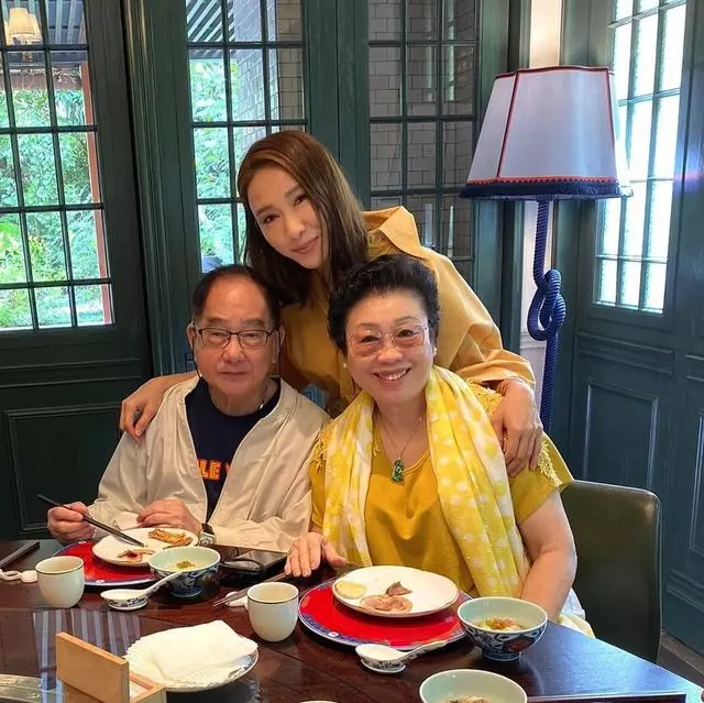 黎姿48歲生日三代同堂出遊享天倫之樂,冒雨為父母親撐傘畫面溫馨~~