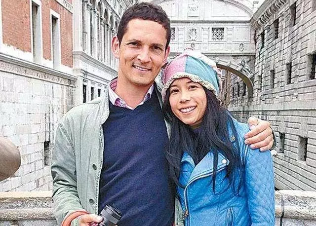 莫文蔚罕見秀恩愛,攜外籍老公十指緊扣沙灘漫步,結婚8年還膩歪!
