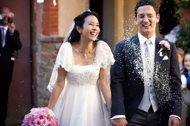 莫文蔚罕見秀恩愛,攜外籍老公十指緊扣沙灘漫步,結婚8年還膩歪!