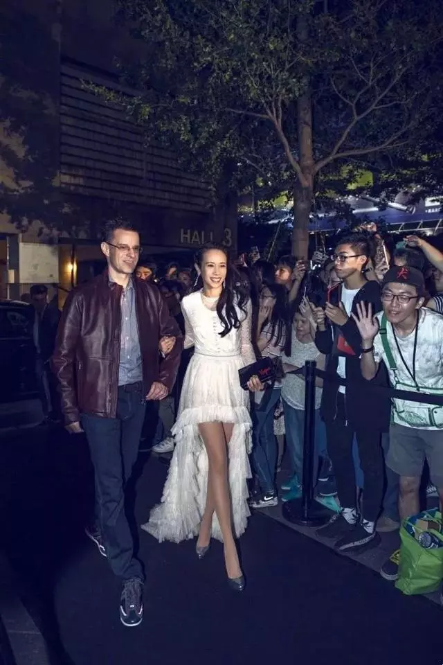 莫文蔚罕見秀恩愛,攜外籍老公十指緊扣沙灘漫步,結婚8年還膩歪!