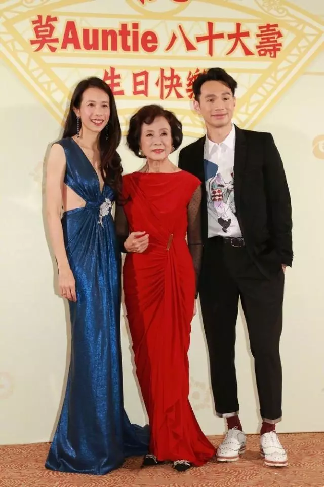 莫文蔚罕見秀恩愛,攜外籍老公十指緊扣沙灘漫步,結婚8年還膩歪!