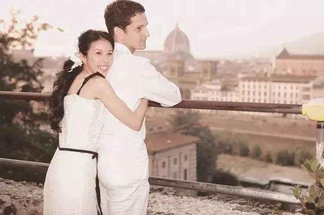 莫文蔚罕見秀恩愛,攜外籍老公十指緊扣沙灘漫步,結婚8年還膩歪!