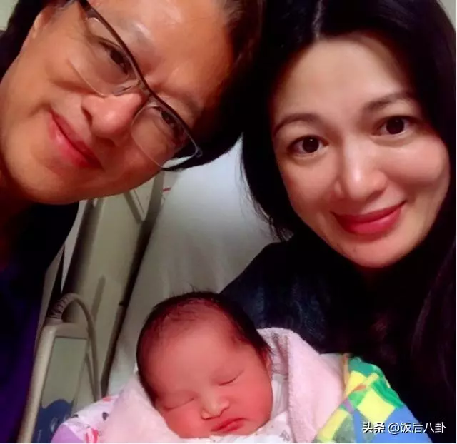 「雙兒」陳少霞3胎女兒正面照曝光,寶寶五官搶鏡超像63歲爸爸!