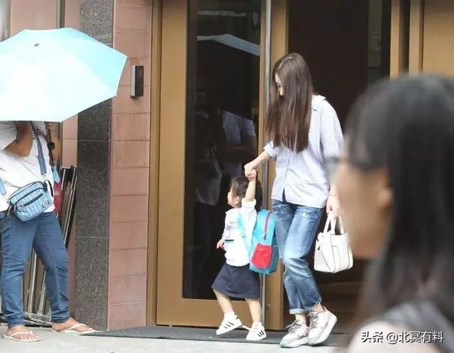 方媛陪C寶上課女兒中文名曝光,郭富城開跑車買鮮花慰勞妻子!