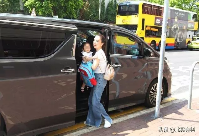 方媛陪C寶上課女兒中文名曝光,郭富城開跑車買鮮花慰勞妻子!