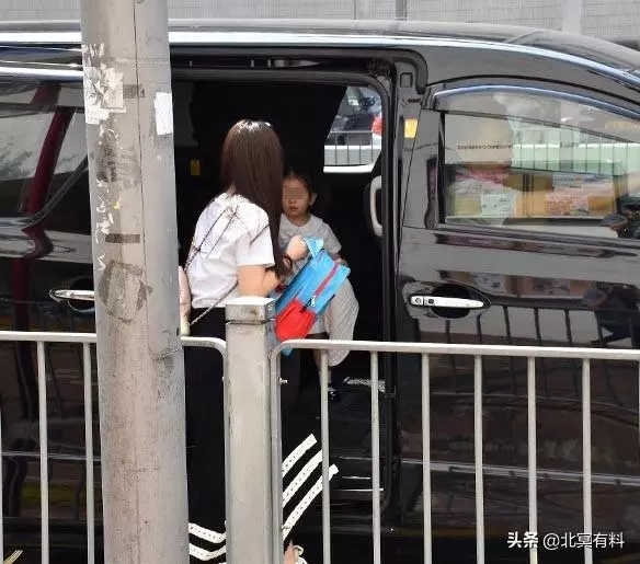 方媛陪C寶上課女兒中文名曝光,郭富城開跑車買鮮花慰勞妻子!