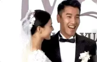高圓圓帶4個多月大的女兒出門會友,小公主首次曝光嬌小可愛,漂亮的父母,小公主的顏值一定很高!