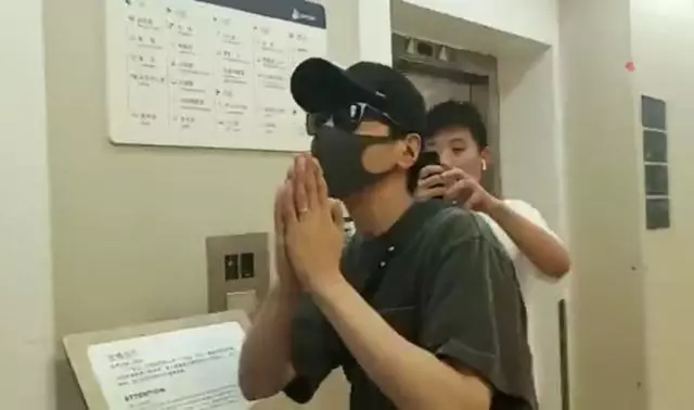高圓圓帶4個多月大的女兒出門會友,小公主首次曝光嬌小可愛,漂亮的父母,小公主的顏值一定很高!