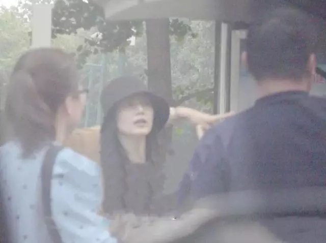 高圓圓帶4個多月大的女兒出門會友,小公主首次曝光嬌小可愛,漂亮的父母,小公主的顏值一定很高!