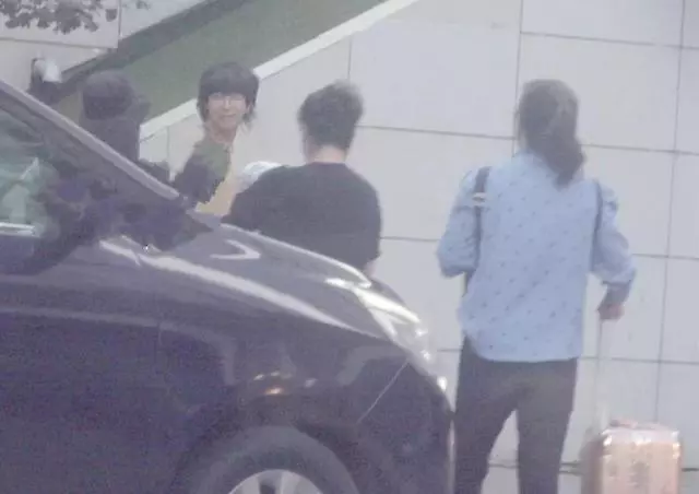 高圓圓帶4個多月大的女兒出門會友,小公主首次曝光嬌小可愛,漂亮的父母,小公主的顏值一定很高!