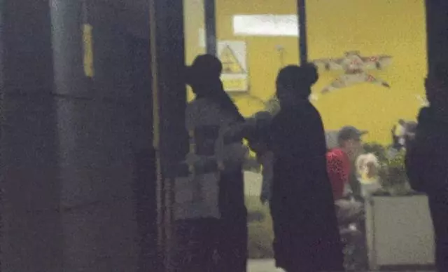高圓圓帶4個多月大的女兒出門會友,小公主首次曝光嬌小可愛,漂亮的父母,小公主的顏值一定很高!
