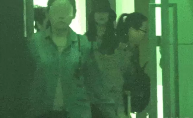 高圓圓帶4個多月大的女兒出門會友,小公主首次曝光嬌小可愛,漂亮的父母,小公主的顏值一定很高!