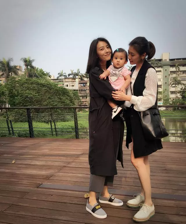 高圓圓帶4個多月大的女兒出門會友,小公主首次曝光嬌小可愛,漂亮的父母,小公主的顏值一定很高!