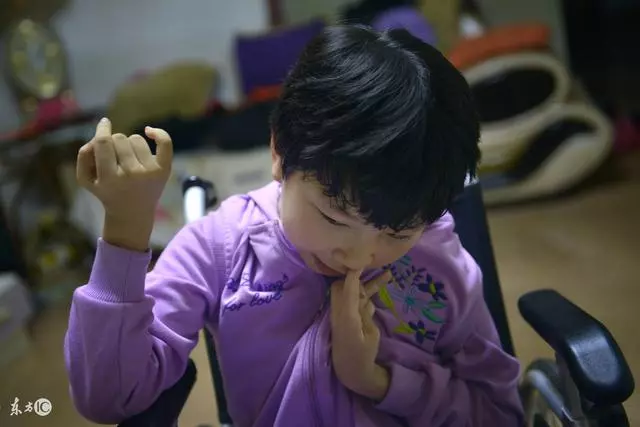 為了照顧腦癱姐姐,工作也丟了,婚也離了,母親這下您滿意了吧?