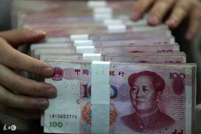 我哥逼著母親交出補償款,我母親喝了藥,給我留下50萬便匆匆離去