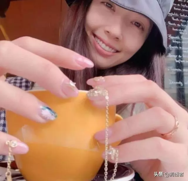 郭碧婷婚後豪門生活,金鍊子美甲成亮點,粉絲:不用做家務真好!