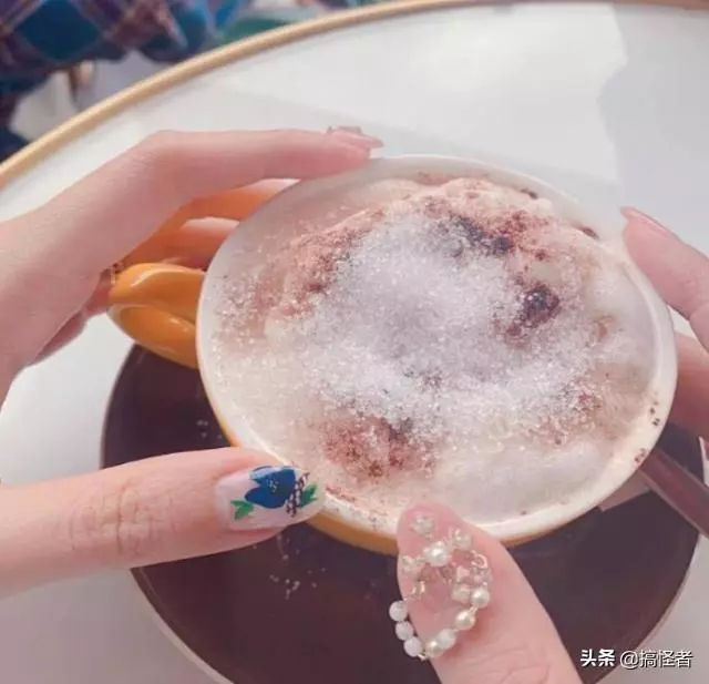 郭碧婷婚後豪門生活,金鍊子美甲成亮點,粉絲:不用做家務真好!