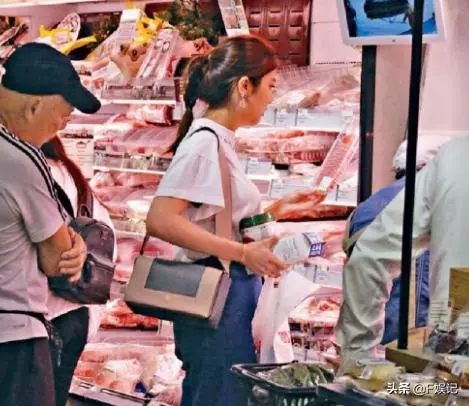 TVB視帝老婆獨自去超市購物,為照顧女兒產後五個月未瘦身!