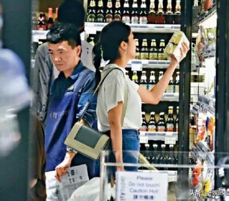 TVB視帝老婆獨自去超市購物,為照顧女兒產後五個月未瘦身!