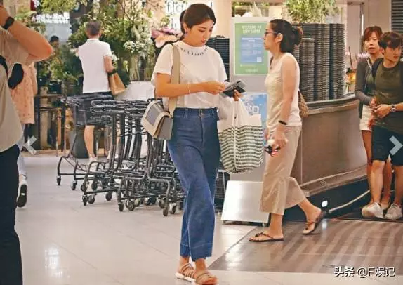 TVB視帝老婆獨自去超市購物,為照顧女兒產後五個月未瘦身!