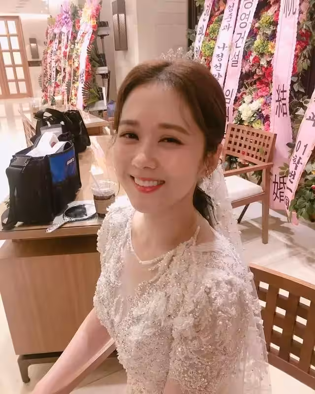 38歲張娜拉曬婚紗照,童顏女神幸福傻笑一臉甜蜜