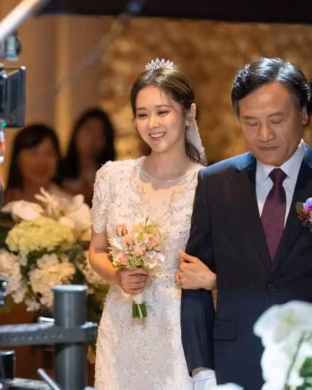 38歲張娜拉曬婚紗照,童顏女神幸福傻笑一臉甜蜜