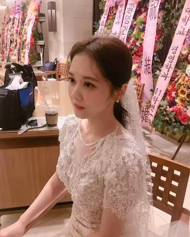 38歲張娜拉曬婚紗照,童顏女神幸福傻笑一臉甜蜜