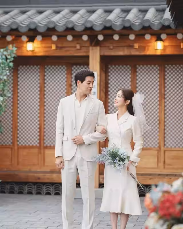 38歲張娜拉曬婚紗照,童顏女神幸福傻笑一臉甜蜜