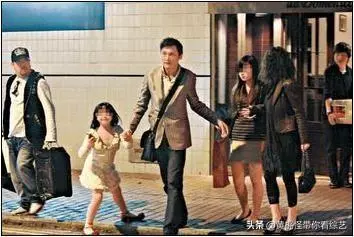 「與梁朝偉是同學」關禮傑娶空姐老婆29年從未傳緋聞,「38年打拚財產全記妻名下」2女兒承襲高顏值!