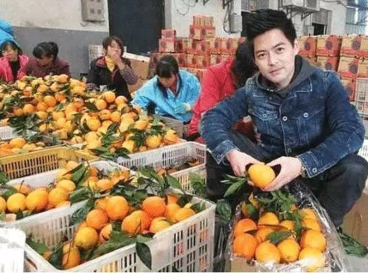 果農酷似林志穎走紅,靠臉賣水果年入百萬,網友:帥都能當飯吃?
