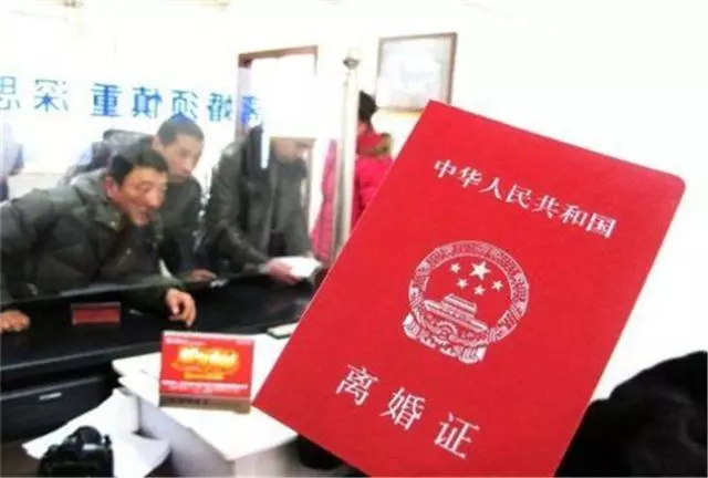 離婚時她凈身出戶,前夫求她復婚,她開心得淚水都流下來了