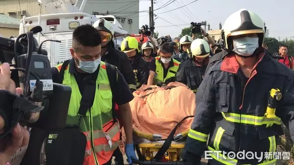 鐵皮工廠燃燒!台中勇消衝第一搜救「受困失聯6小時」 懷雙胞胎孕妻「終於找到老公」瞬間淚崩
