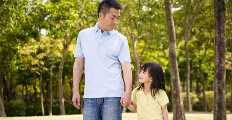 妻子月薪12萬!老公月領3萬「辭職當家庭主夫」被親友酸 顧孩做家務「老婆一半薪水歸他管」網讚翻