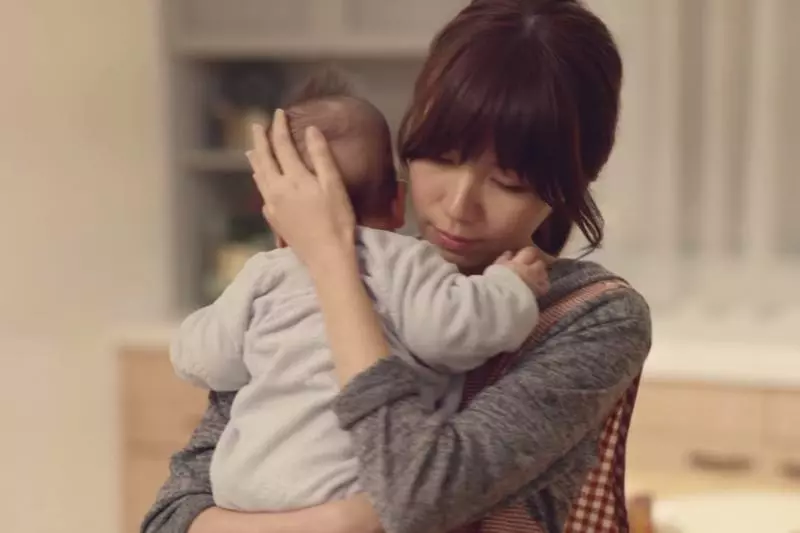 妻子月薪12萬!老公月領3萬「辭職當家庭主夫」被親友酸 顧孩做家務「老婆一半薪水歸他管」網讚翻