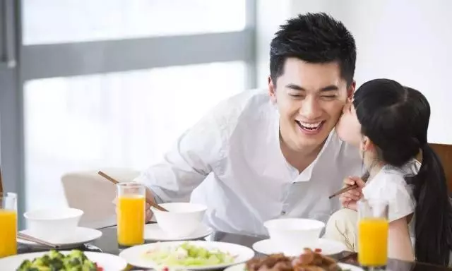妻子月薪12萬!老公月領3萬「辭職當家庭主夫」被親友酸 顧孩做家務「老婆一半薪水歸他管」網讚翻